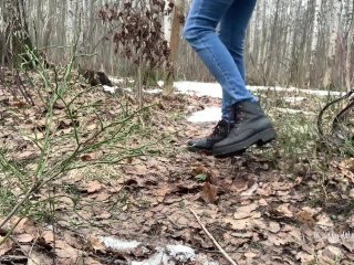 Пописала на свои трусики в лесу, пока никто не видит