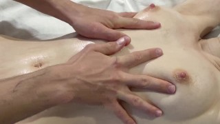 Massagem Erótica Suave Para Uma Estudante Com Belos Seios Naturais