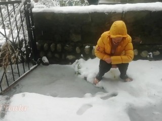 Chica Extraña Meando En El Patio Trasero a La Nieve