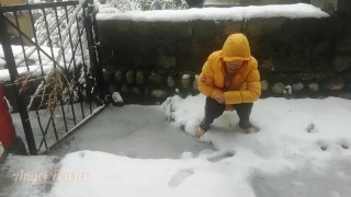Vreemdeling plast in de achtertuin om te sneeuwen