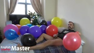 DILF pijpt en popt ballonnen voordat ze op een als een looner klaarkomt PREVIEW