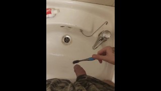 Mijando na minha escova de dentes e escovando os dentes com meu mijo