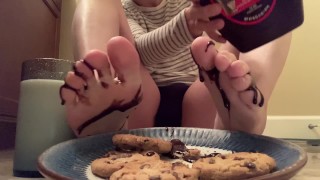 ASMR Trans Twink bedekt voeten in koekjes chocoladesiroop en melk