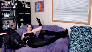 LauraSquirts 戴着手套和靴子吸烟