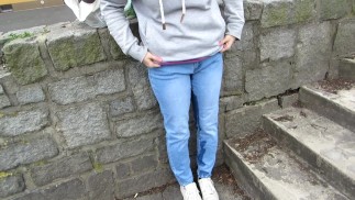 Nonchalant an einem öffentlichen Ort wieder in meine Jeans pinkeln !!