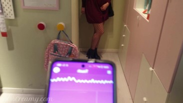 Vibromasseur à distance public dans le centre commercial je contrôle la chatte du professeur avec un lovense luxuriant 4K - MssCreamy