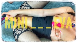 AMATEUR D’ÉTENDRE SES TROUS ÉTROITS AVIDEMENT CUMS D’UN GROS GODE 4k 18+