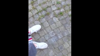 Teenboy en zapatillas caminando al aire libre