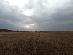Голая русская эксгибиционистка на поле в лесу на озере - Screenshot 9 of 16 - Lake