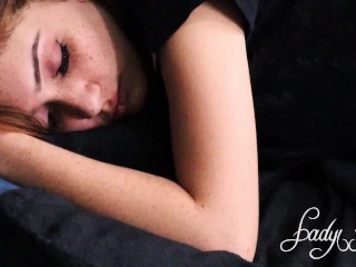 J'ai sucé la chatte poilue de mon ami et la rousse - Lady Snow Brasil et Tiny Foxxy