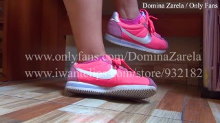 Domina Zarela - Nike Cortez Sneakers ignorieren Fetisch - ignorieren dich als den widerlichen Käfer,