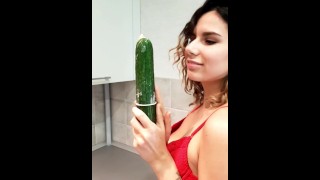 Belleza delgada se divierte con un pepino ENORME