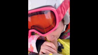 スノーボードの女は公共の場で私のコックを吸います!