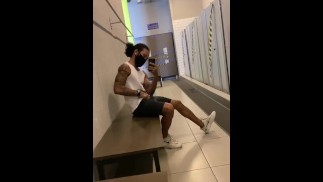 Mostrando pau enorme na academia