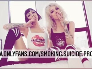 Roken Zelfmoord Project, Rook Fetish GRATIS PAGINA, Sexy Roken Op Een Bed Kniesokken & Smokey Kus