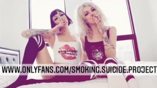Roken zelfmoord Project, rook fetish GRATIS PAGINA, sexy roken op een bed kniesokken & Smokey kus