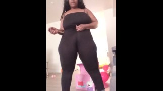 厚实的熟女黑衣