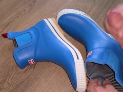 Cumming on rubberboots