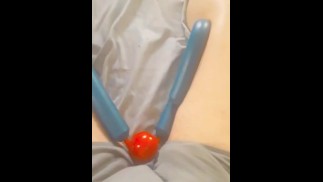 Bb Boy Ryan мастурбирует с игрушками во время тренировки 