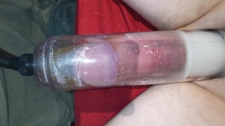 Мочусь в презерватив во время использования помпы для пениса | мастурбировать и кончать в нее