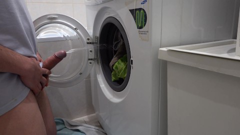 Fazer xixi na máquina de lavar antes de lavar roupas