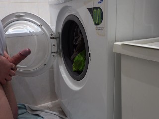 Peeing in the washing machine before to wash clothes
