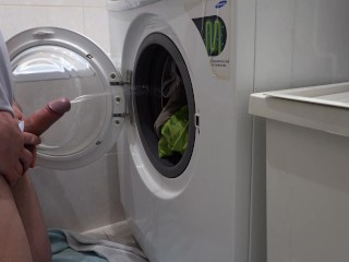 Peeing in the Washing Machine before to Wash Clothes