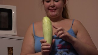 成熟的BBW家庭主妇摩洛伊斯兰解放阵线热西葫芦在厨房自慰