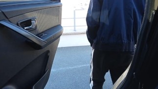 Junge wichst auf einem Parkplatz eines Einkaufszentrums