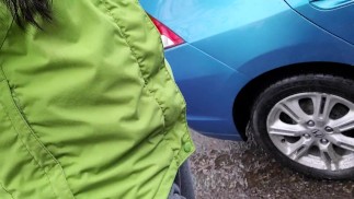 Без макияжа Приседания в дождливый день у машины