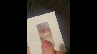 Un fan masturbándose sobre las fotos desnuda de la esposa asiática