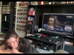 Gameur se fait chauffer par sa demi-soeur pendant qu'il joue à la Playstation