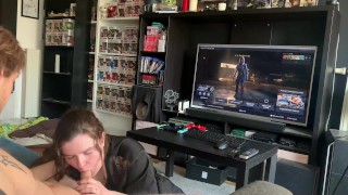 Gameur se fait chauffer par sa demi-soeur pendant qu'il joue à la Playsation