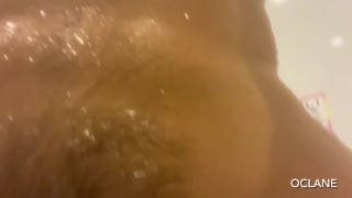 Брею лобковые волосы в ванной
