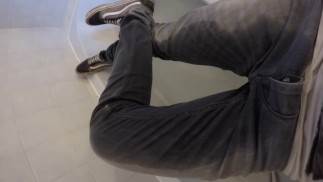 Мочусь в джинсы и кроссовки Vans, а затем принимаю теплую ванну полностью одетой
