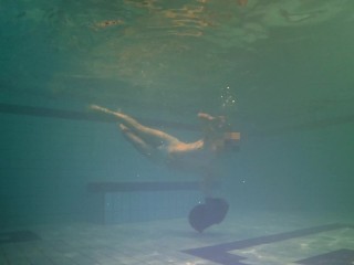 Zwemmen in Kleren Onderwater