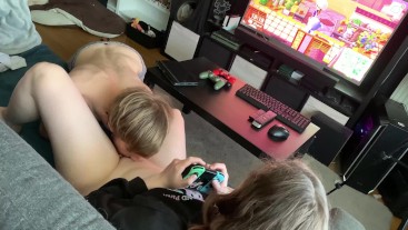Gameuse se fait lécher la chatte pendant qu'elle joue à Animal Crossing, il la baise ensuite
