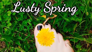 Lustige Spring Trans Queer Man plukt bloemen met zijn grote voeten en kietelt zijn lichaam met bloemen