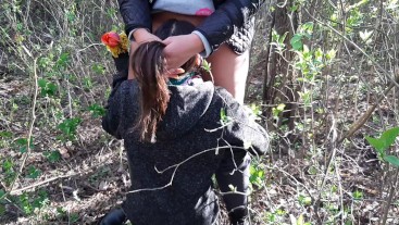 Отблагодарила свою девушку за букет кунилингусом в лесу - IkaSmokS