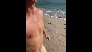 Sexy Chlap Běží Nahý Na Pláži