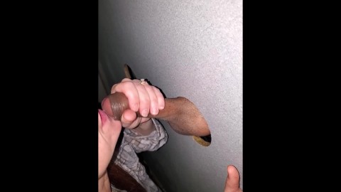 Milf amatrice pour la première fois au GloryHole en train de sucer des bites d’inconnus