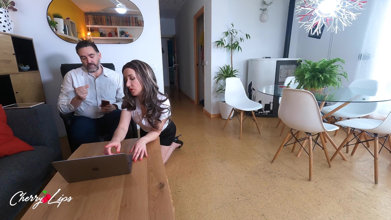 Secretaria española tiene un squirt en la boca de su jefe y suplica por que  el le haga lo mismo.