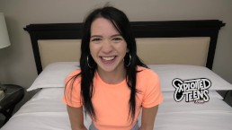 性感的黑发女大学生在胖鸡巴上流口水