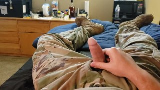 Militar Guy relaxante antes do trabalho pensando em você