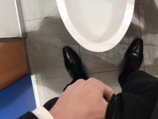 Hombre Japonés Grabando un Video De Orinar En un Baño Público Antes De IR a Trabajar [# 78]