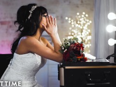 Video TRANSFIXED - Ember Snow Trades Her Wedding Day For A Passionate Trans Fucking