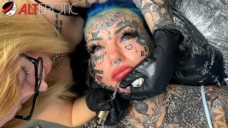 Amber Luke An Australian Beauty Gets A New Tattoo On Her Chin