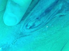 Watch me play with my wet pussy in a tanning bed 