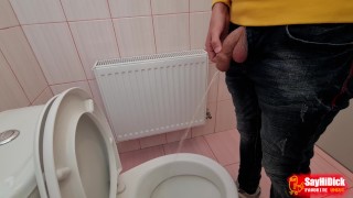 Une bite non circoncis fait pipi sur les toilettes de la gare
