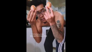 Ovos cozidos nus na cozinha com minha família por perto